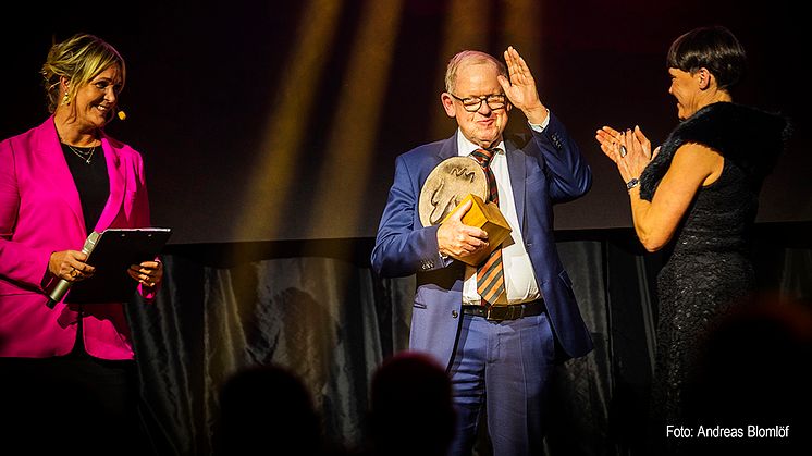 Konferencier Kattis Ahlström överraskade Stig L Sjöberg genom att tillsammans med årets Blekingeambassadör, Anna Lindqvist, utnämna honom till 2022 års mottagare av den prestigefyllda utmärkelsen.