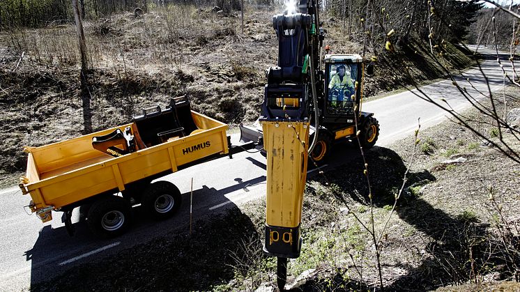 Volvo EW160E, skopor och hydraulhammare och Humus-vagn hos Linde Schakt