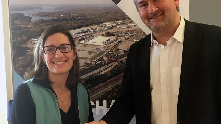 Från vänster: Eryn Dinyovszk, VD Yilport Skandinavien och Richard Kirchner Marknadsdirektör Green Cargo