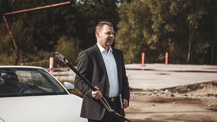 Audi Hørsholm første spadestik -  Audi detaildirektør Klaus Frøkjær foran byggegrunden