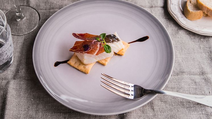 Tapa de Skei con jamón ibérico de bellota 