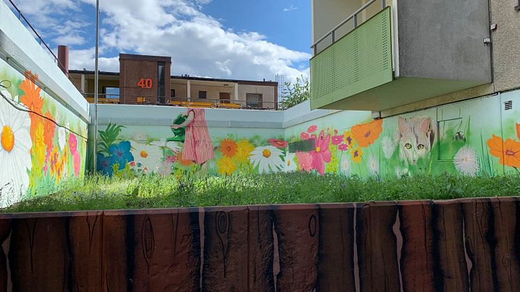 Levande blomsteräng möter målad äng på Värdshusvägen