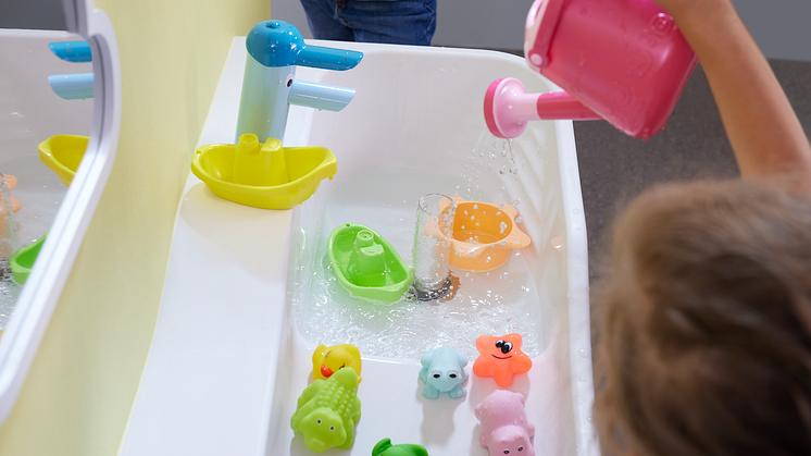 Geberit Bambini -tuotteet tukevat lasten hygieniakasvatusta leikin ja itsenäisyyttä tukevien toiminnallisuuksien kautta. Tulpattava käsienpesuallas soveltuu myös vesileikkeihin.