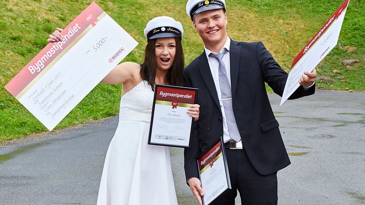 Lyckliga stipendiater, Lina Johansson och Ted Sehlström på Tannbergsskolan i Lycksele. Fotograf Marcus Bäckström