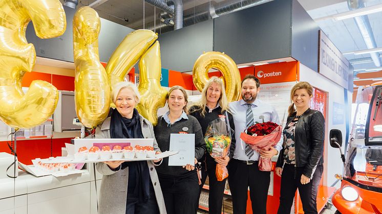  Konserndirektør Gro Bakstad i Posten (til venstre) feiret Post i Butikk på Meny i Pindsle som landets beste. Stolte medarbeidere er Katrine Schaathun, butikksjef Aleksander Christoffersen og Heidi Grimstvedt. Foto: Jørgen Nordby
