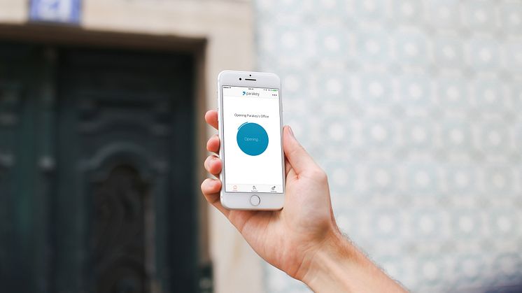 Lås upp dörren via en app med SafeTeams digitala dörrlås. 