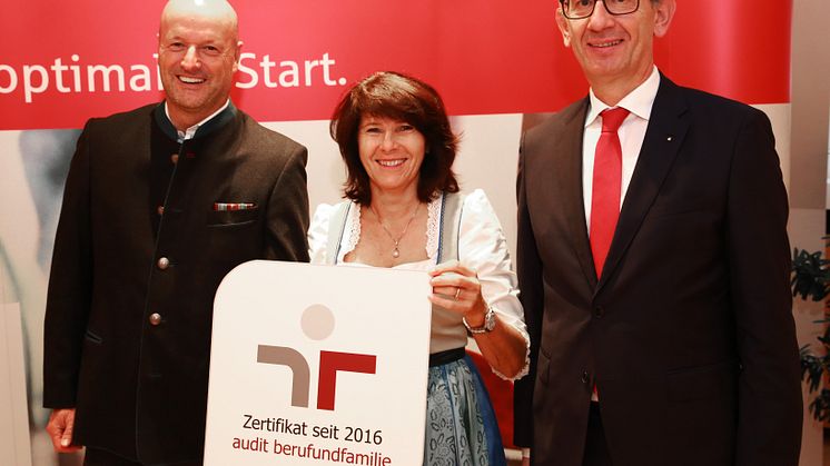 Ralf Fleischer (li.), Vorstandsvorsitzender der Stadtsparkasse München, seine Vorstandskollegin Marlies Mirbeth (Mitte) und der Leiter der Direktion Personal, Andreas Kellerer (re.), sind stolz auf das erstmals errungene Zertifikat.