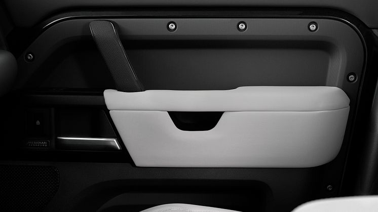 DEF_130_V8_25MY_080524_18_INTERIOR.jpg