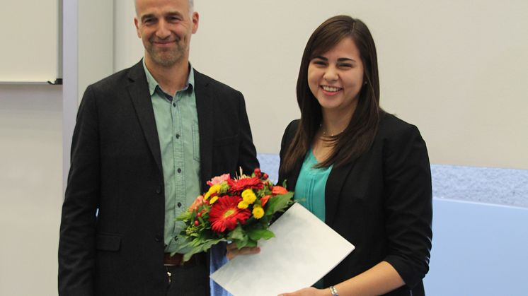 Sara Elizabeth Canales Castro gemeinsam mit Laudator Dr. Frank Seeliger, Leiter der Hochschulbibliothek.