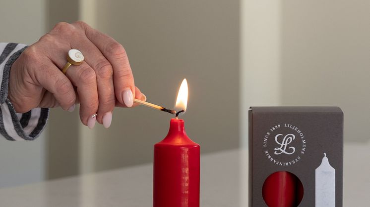 Liljeholmens Stearinfabriks röda Kupéljus är tillverkat av 100% stearin, som är ett förnybart material.
