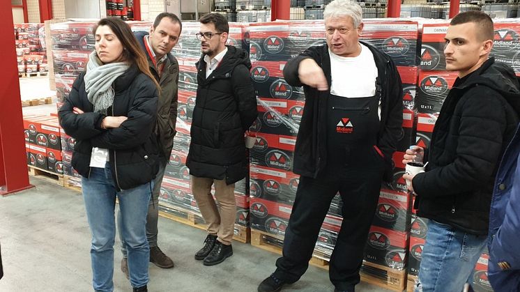 Produktions- och utvecklingschef Fredi Brack visar runt i nya oljefabriken.