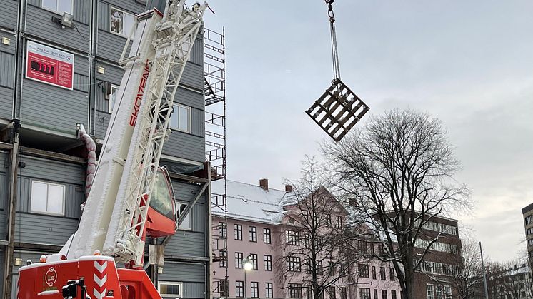 IMG_1937 Totalt kran løfter mot byggeplass 2