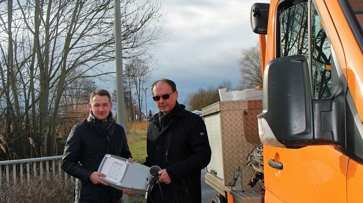Erster Bürgermeister Johannes Maciejonczyk machte sich zusammen mit Edgar Müller vom Bayernwerk vor Ort ein Bild von den Arbeiten zur Umrüstung der Straßenbeleuchtung in Burgebrach.