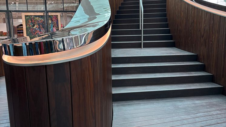 Kebony-Holztreppe im FENIX Museum: Nachhaltige Architektur, doppelte Helix, Design von MAD Architects in Rotterdam.