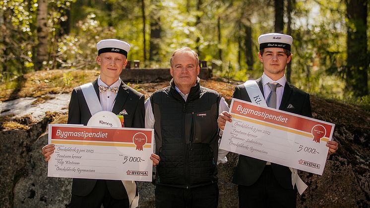 Bygmastipendiaterna vid Örnsköldsviks Gymnasium, Filip Westman och Johannes Söderström, flankerar Bygmas Platschef Jonas Jonsson.