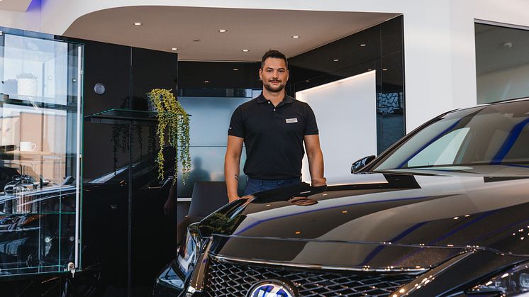 Ønsker at kundene skal føle seg hjemme når de besøker den nye butikken, forteller Morten Teksnes salgssjef og brand manager hos Lexus Bodø