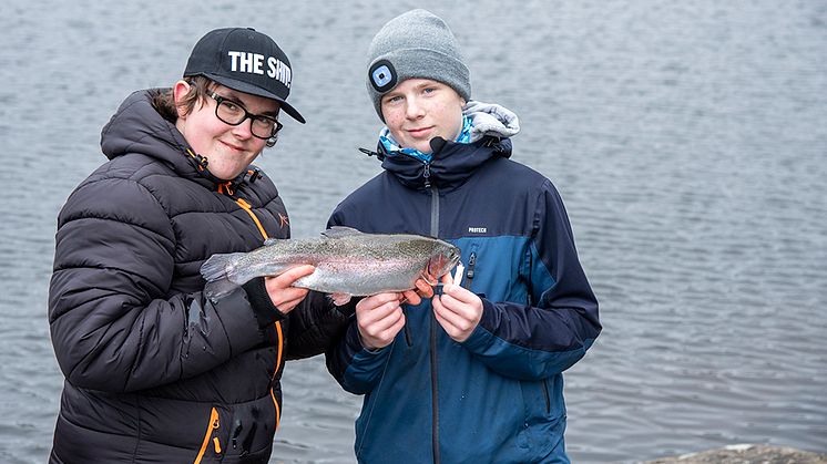 Axel Larsson och Andreas Lundberg sportlovsfiskade i Bergsjön. Det nappade bra, med bland annat den här regnbågslaxen på över ett kilo.