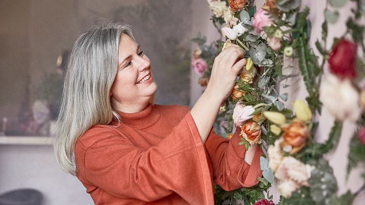 Mönsterdesigner Hanna Wendelbo har tolkat Blomsterlandets första trend för året genom att skapa en levande tapet av snittblommor.