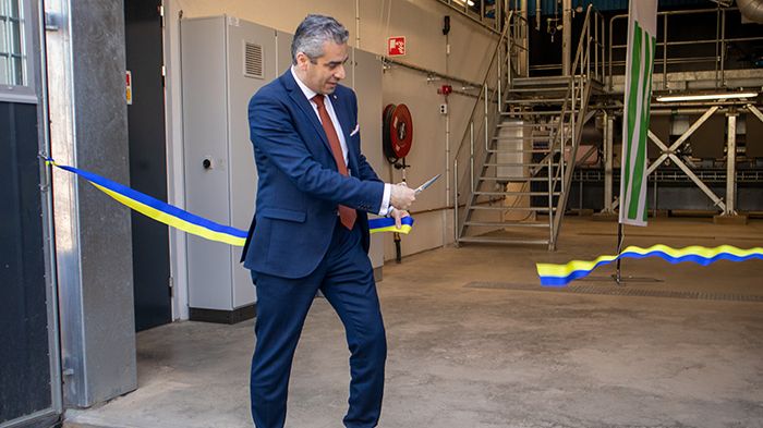 Energiminister Khashayar Farmanbar inviger biobränsleeldade ångpannan hos Arla.