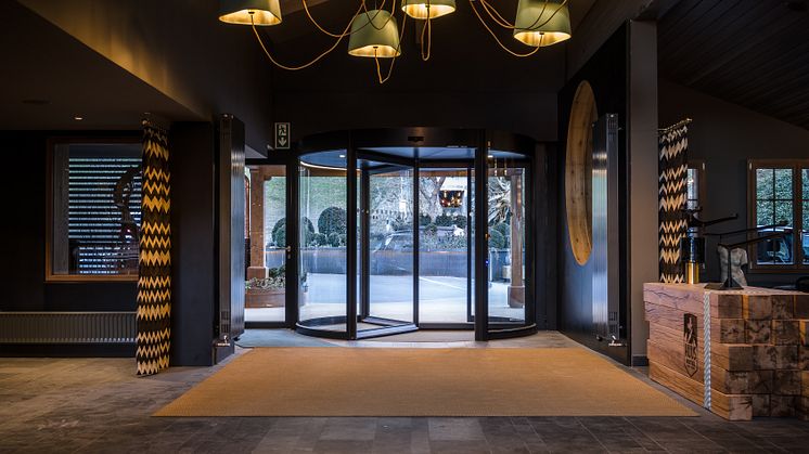 Entré på HUUS Hotel, Gstaad, designat at Stylt Trampoli