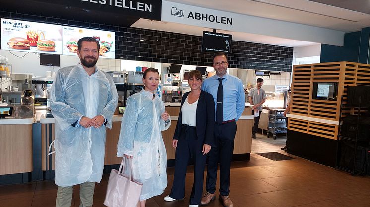 Vor-Ort-Austausch: v.l.n.r. BdS-Hauptgeschäftsführer Markus Suchert, die Vorsitzende des Tourismusausschuss im Deutschen Bundestag Jana Schimke, McDonald’s-Franchisenehmerin Christina Schubert, Felix Schubert.