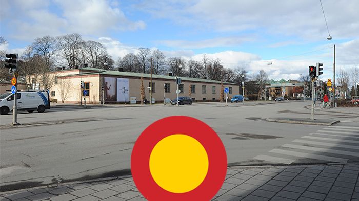Korsningen Trädgårdsgatan – Engelbrektsgatan är avstängd. Skylten betyder förbud mot trafik med fordon.