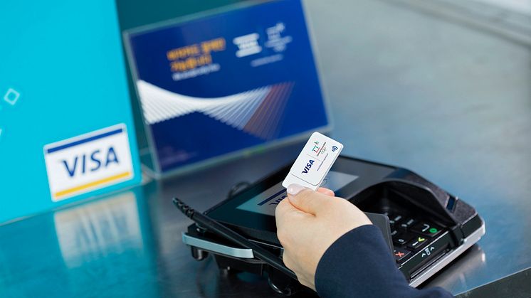 Fans und Athleten des Visa Teams werden die Bequemlichkeit und den Stil des Visa-Zahlungszubehörs zu schätzen wissen: Handschuhe, Aufkleber und Pins in den Farben der Olympischen Spiele.