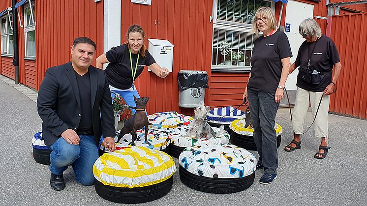Andie Lahdo med däcksängar på besök hos hundstallet.