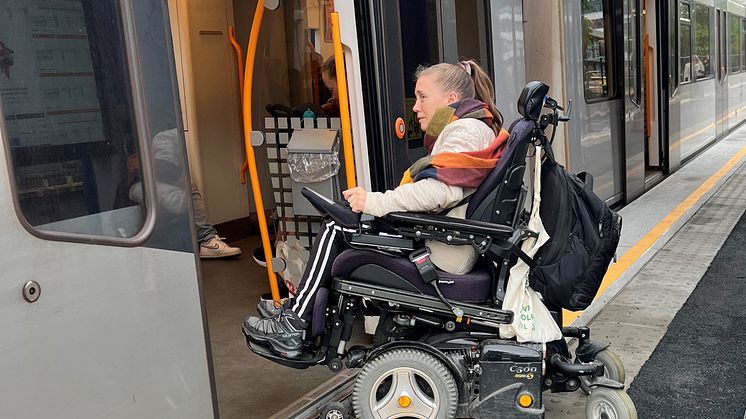 Ida Hauge Dignes på vei inn på T-banen på Brynseng