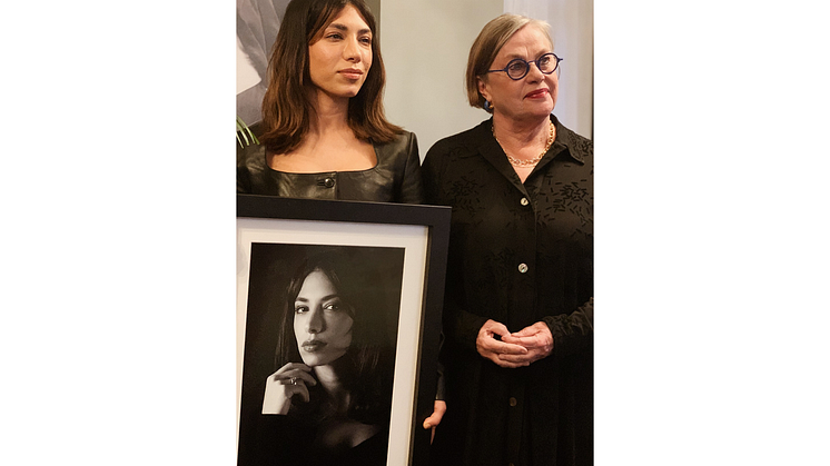 Evin Ahmad tillsammans med juryns ordförande Anna Carlson