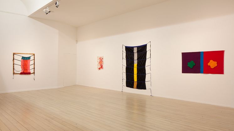 Installationsvy med verk av Margareta Hallek. 