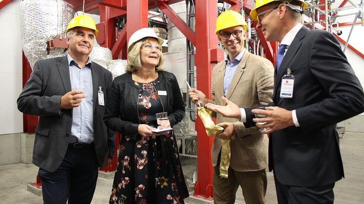 Nils Edberg (SSAB), Eva Sundin (vd Swerea MEFOS), Niklas Nordström (Luleå kommun), Aart van der Pal (ECN) invigde Stepwise-anläggningen. 