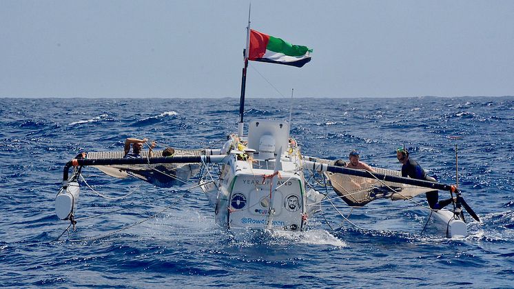 Hi-res image - Inmarsat - The crew of Row4Ocean attach a tow line to support vessel Supertramp for the final 750nm