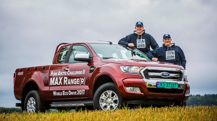 JAGER REKORD: Henrik Borchgrevink (til venstre) og Knut Wilthil skal forsøke å kjøre pickupen Ford Ranger lengre enn noen har kjørt en pickup på en tank.