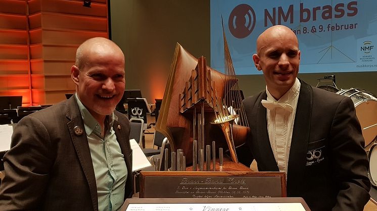 Eikanger Bjørsvik Musikklag er norgesmeistrar for fjerde året på rad. Stig Ryland, styreleiar og Magnar Brandseth jublar etter nok ein NM-tittel. Foto: Håkon Mogstad/NMF. 