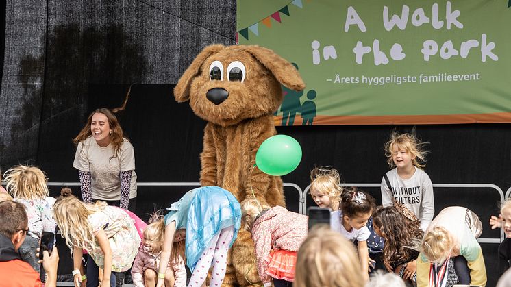Skoringen bakkede igen i år op om familieeventet 'A Walk in the Park'. Her var skokædens populære Skofus hund bl.a. på scenen for at aktivere de mange børn, der deltog i eventet. Der blev i alt samlet 113.000 kr. ind til Legeheltene.  