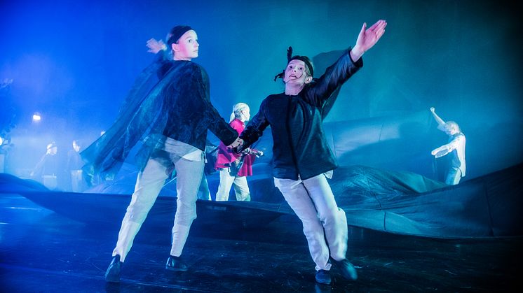 Sunneeleverna får bland annat möjlighet att gå en dramakurs med Västanå Teater tack vare bidraget från Kulturrådet till Skapande skola-projekt. Foto: Håkan Larsson