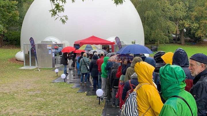 Geduldig standen die Besucher vor dem Ocean.Dome Schlange um die 360° Projektionen zu erleben.