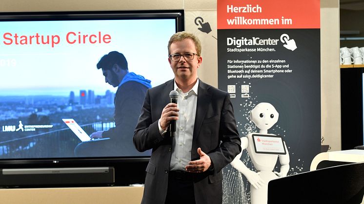 Dr. Bernd Hochberger, Vorstandsmitglied der Stadtsparkasse München, begrüßte die Gäste zum ersten Munich Startup Circle.
