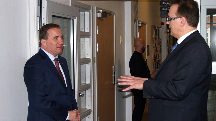 Rektor Martin Hellström (th) i samspråk med statsminister Stefan Löfven.