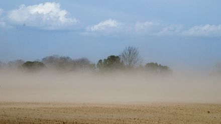 I vissa delar av Skåne, Blekinge och Halland är det problem med vinderosion och jordflykt. Spridning av stallgödsel på åkermark utan efterföljande nedmyllning kan hjälpa till att binda jorden, men kräver att man söker dispens hos kommunen