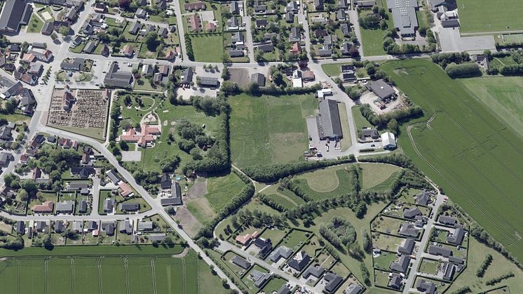 Der er stadig ledige kommunale boliggrunde til salg i Haverslev  på Mølhøjvangen nederst til højre i billedet. Foto: SDFE Skråfoto.