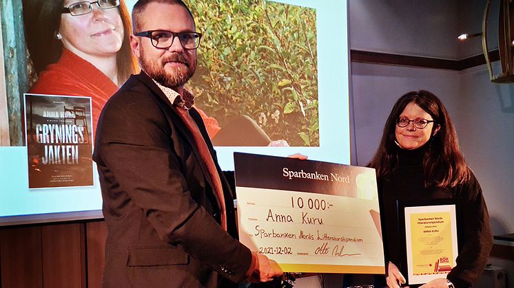 Anna Kuru får Sparbanken Nords litteraturpris 2021. Här med Otto Andersson från Sparbanken Nord. Foto: Peter Pääjärvi.