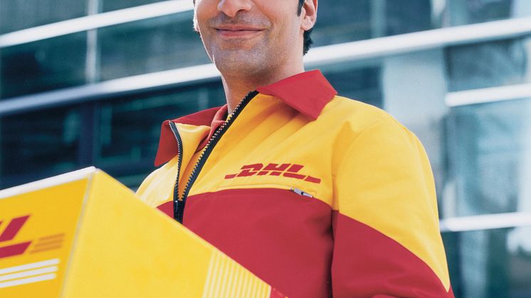 Bröllop på gång! DHL trotsar avspärrningarna och levererar med pirra och cykelbud