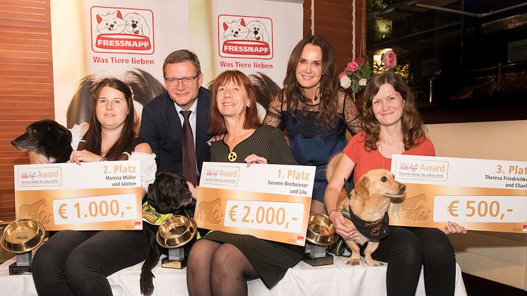 V.l.n.r.: Die tierischen Helden 2018: Martina Müller und Julchen, Susanne Breitwieser und Lilo und Theresa Friedrichkeit und Charlie