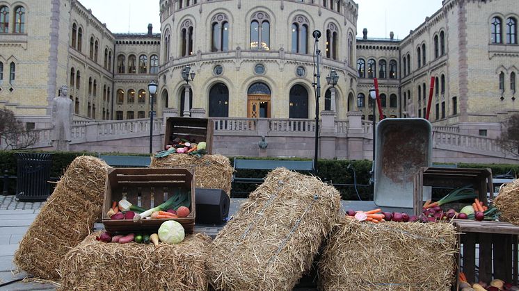 Bondelaget inviterer til den årlige frokosten foran Stortinget. 