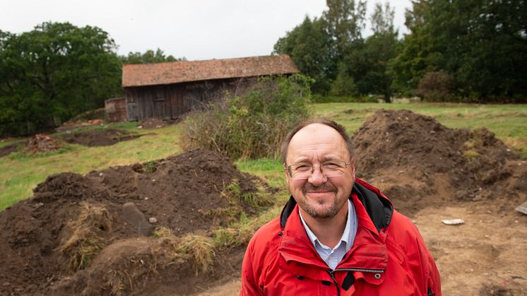 Hans Olsson, arkeolog på Värmlands Museum återvänder tillsammans med sina kollegor till Lurö för att söka svar på nya frågor kring Lurös äldre historia.