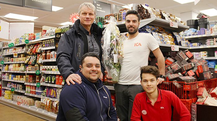 Handlaren Daniel Özer och praktikanten Mahdi Rahimi på ICA Vallby fick ta emot blommor och ett varmt tack för sitt arbete från områdeschef Allan Lundin och kvartersvärd Rodrigo Garcia, Mimer.