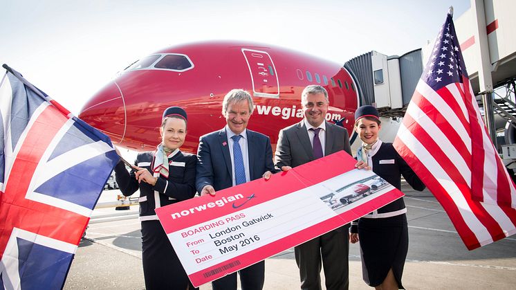 Norwegianin toimitusjohtaja Björn Kjos ja Gatwcik Airportin toimitusjohtaja Stewart Wingate miehistön jäsenten kanssa