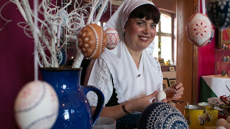 Die Oster-Traditionen sind im Spreewald besonders stark ausgeprägt. Hier kann man auch mitmachen, beispielsweise beim Verzieren der Eier. Foto: Museum OSL. 